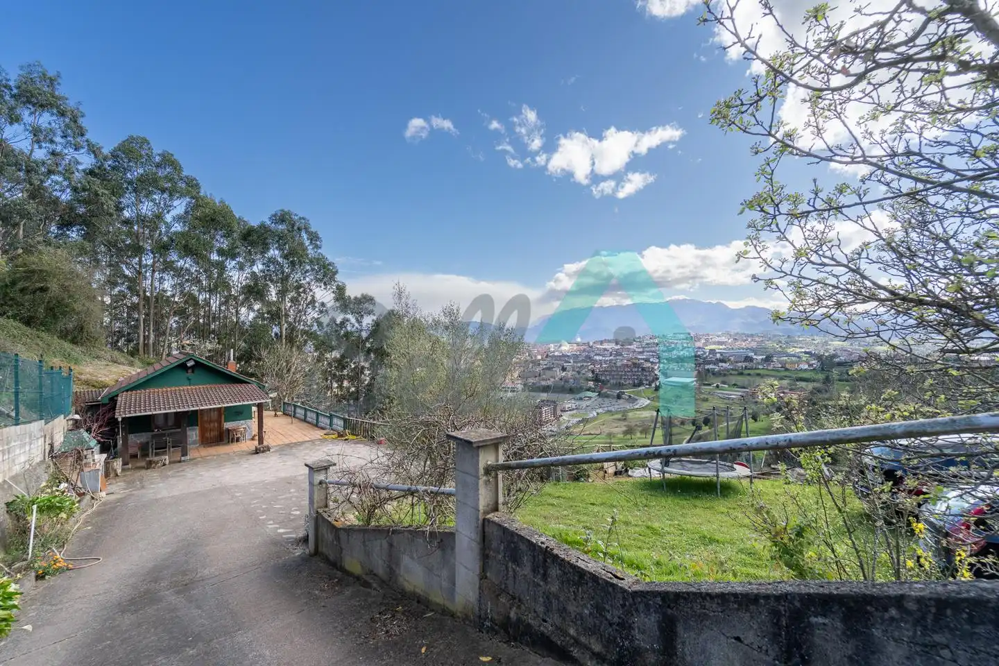 Vista exterior de Casa o xalet en venda en Oviedo  amb Jardí privat, Terrassa i Traster