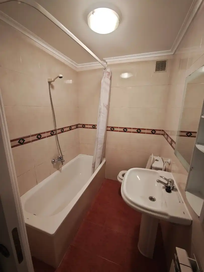 Badezimmer von Wohnung zur Miete in Santander mit Heizung, Möbliert und Ofen