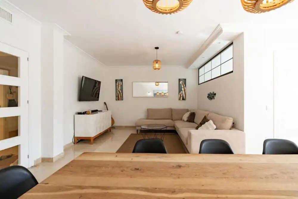 Sala de estar de Casa adosada de alquiler en Benahavís con Aire acondicionado, Jardín privado y Terraza