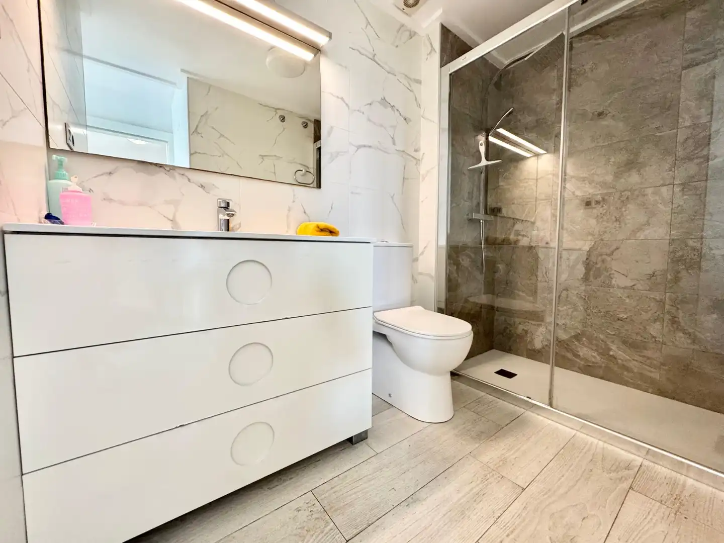 Bany de Apartament de lloguer en Torrevieja amb Piscina, Moblat i Rentadora