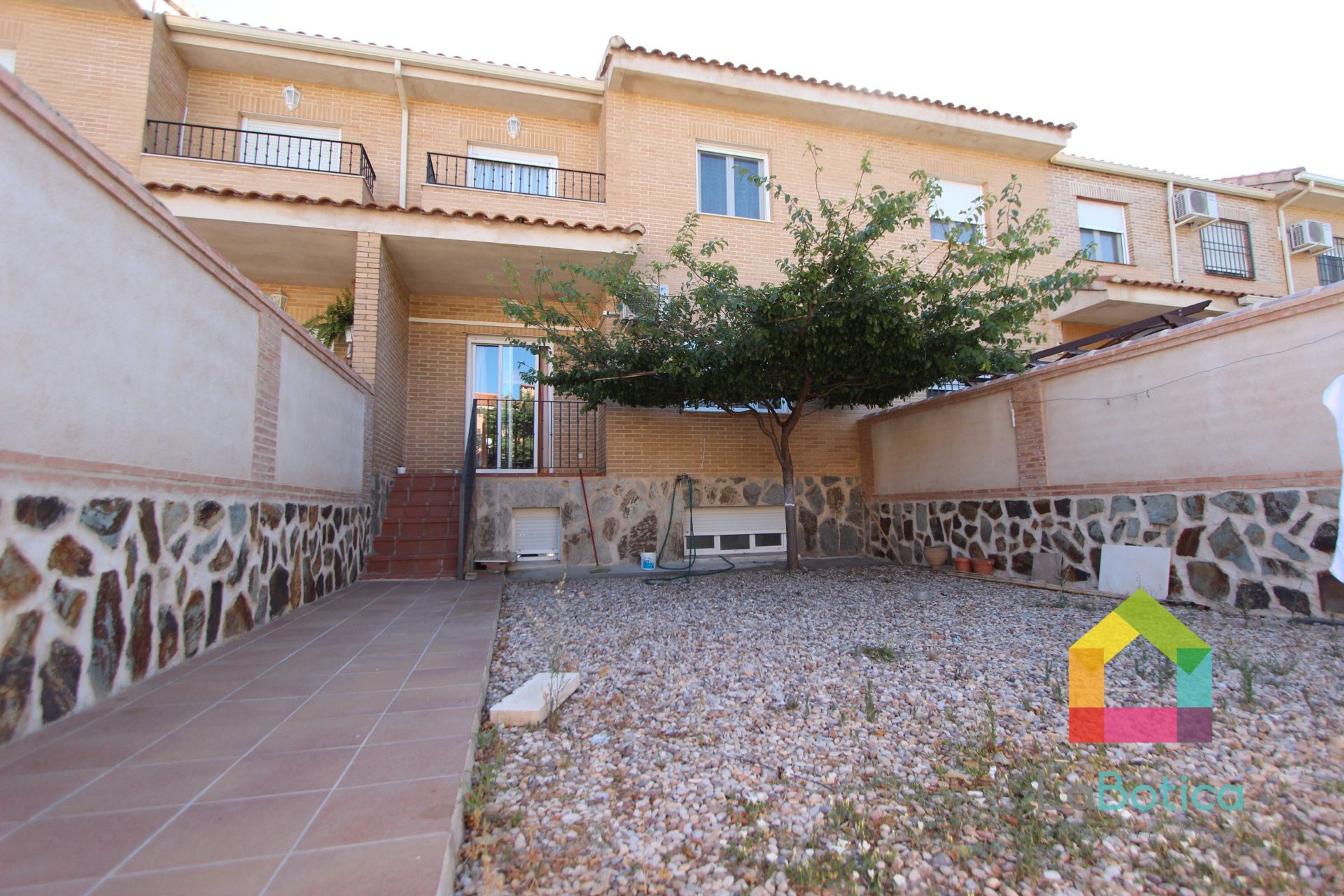 Exterior view of Single-family semi-detached to rent in Argés  with Storage room, Furnished and Community pool