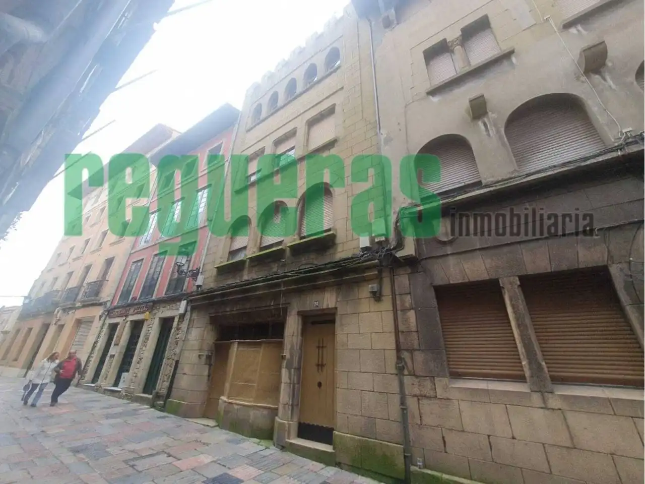 Gemischtgenutztes Gebäude zum Verkauf in Ferrería