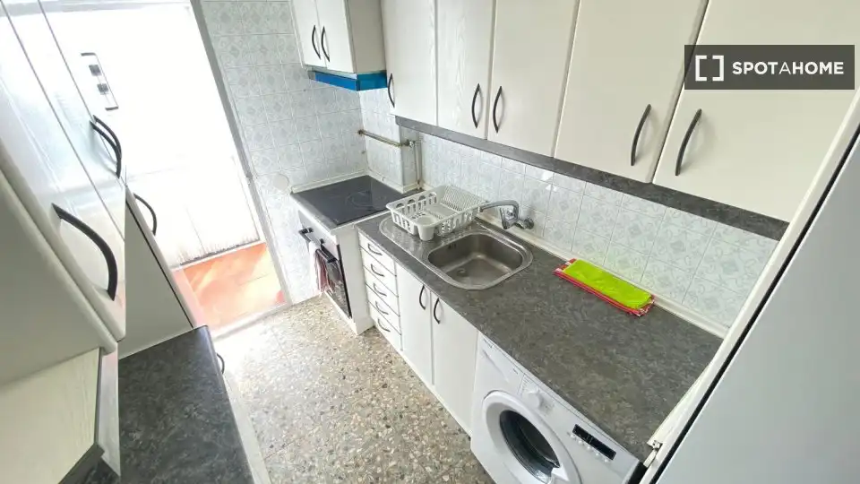 Cuina de Pis de lloguer en Madrid amb Aire condicionat, Calefacció i Moblat
