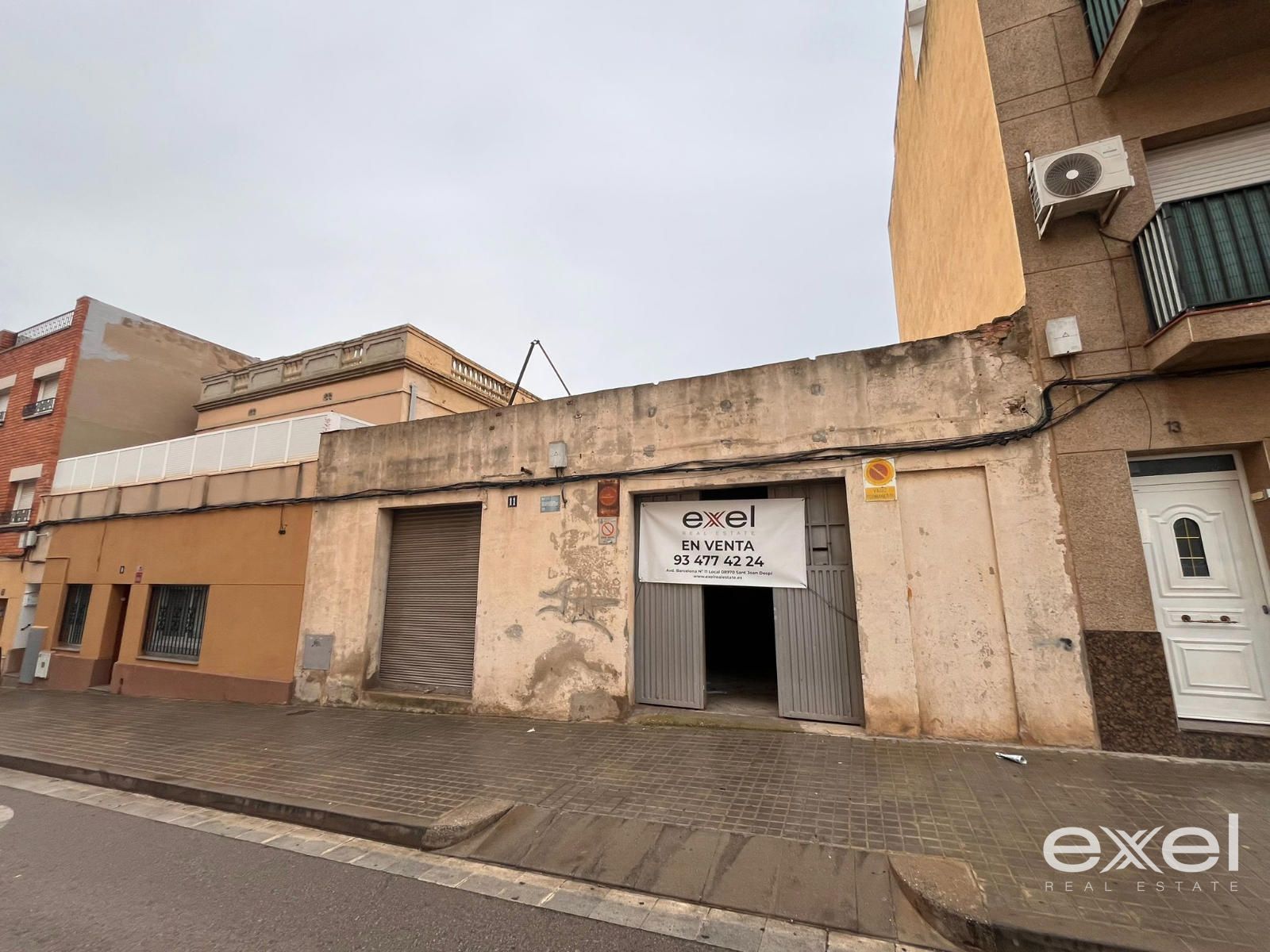 Vista exterior de Local en venda en Sant Boi de Llobregat