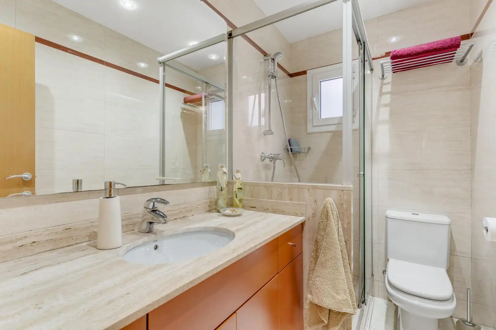 Baño de Piso en venta en L'Hospitalet de Llobregat con Aire acondicionado, Amueblado y Alarma