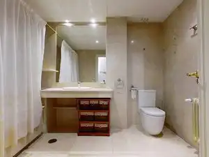 Badezimmer von Wohnung zur Miete in Madrid mit Klimaanlage, Heizung und Möbliert