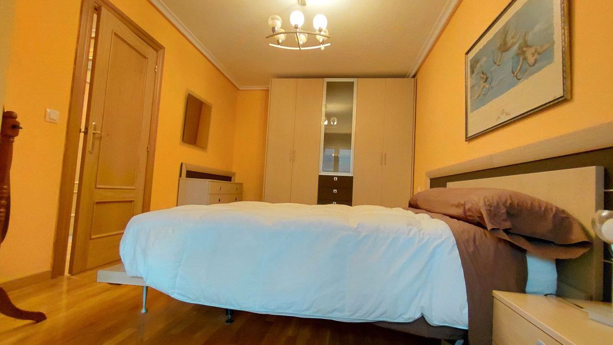 Habitación de Apartamento en venta en Santo Domingo de la Calzada con Calefacción, Parquet y Trastero