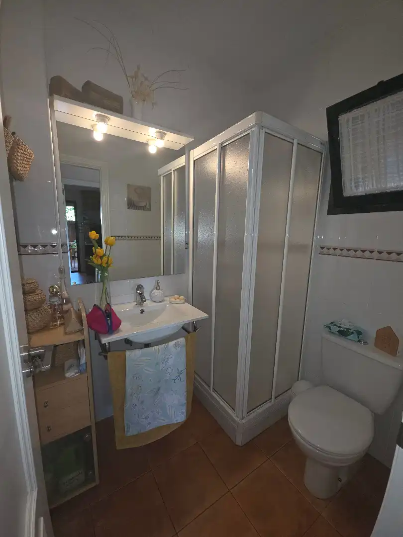 Baño de Casa adosada en venta en Montequinto con Aire acondicionado, Calefacción y Jardín privado