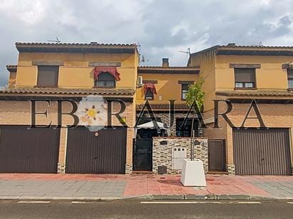 Vista exterior de Casa o xalet en venda en Cazalegas amb Aire condicionat, Jardí privat i Terrassa