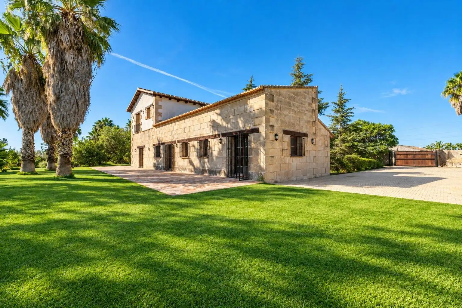 Vista exterior de Casa o xalet en venda en Elche / Elx amb Aire condicionat, Calefacció i Jardí privat