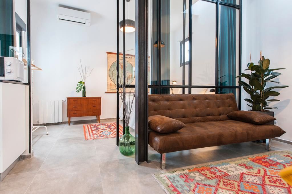 Sala d'estar de Apartament de lloguer en  Madrid Capital amb Aire condicionat, Calefacció i Moblat