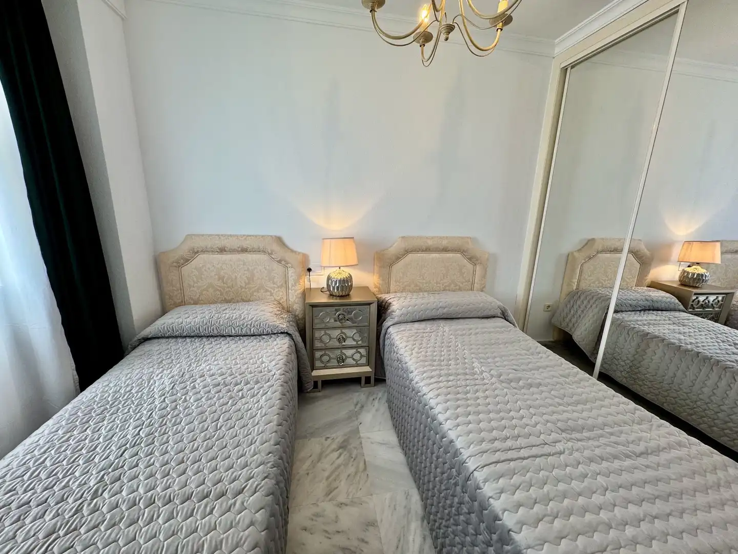 Dormitori de Apartament de lloguer en Marbella amb Aire condicionat, Moblat i Piscina comunitària