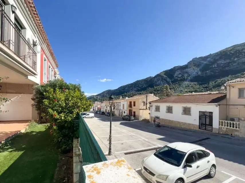 Außenansicht von Einfamilien-Reihenhaus zum Verkauf in Alcalalí mit Klimaanlage, Privatgarten und Terrasse