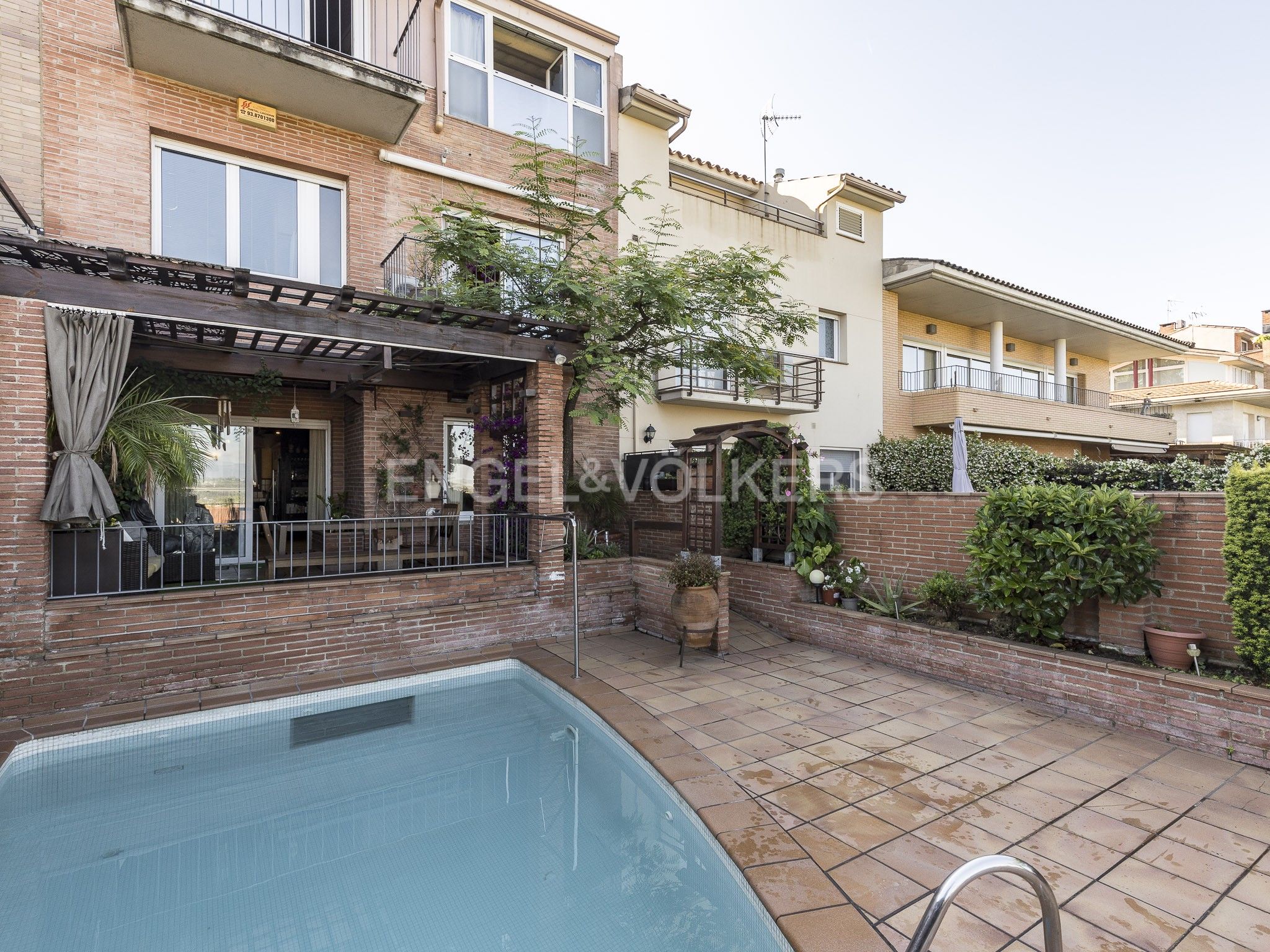 Vista exterior de Casa adosada en venda en Granollers amb Calefacció, Jardí privat i Parquet