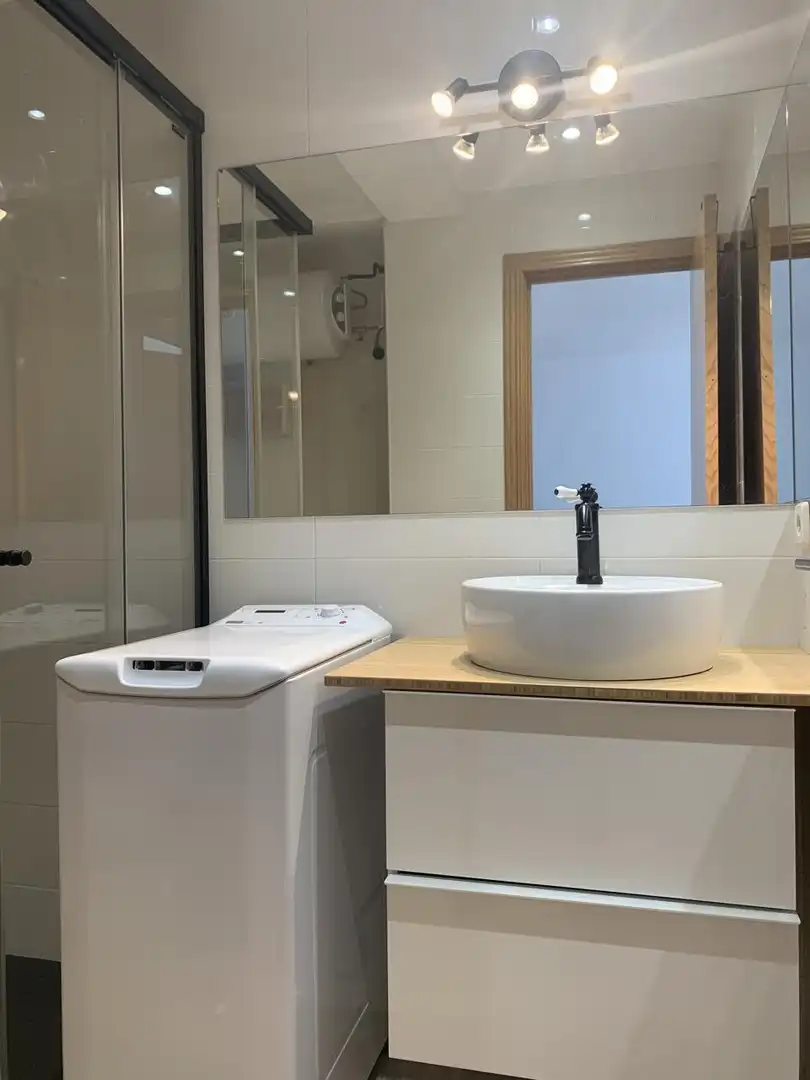 Bathroom of Flat for rent in Madrid  with Air Conditioner, Heating and Furnished