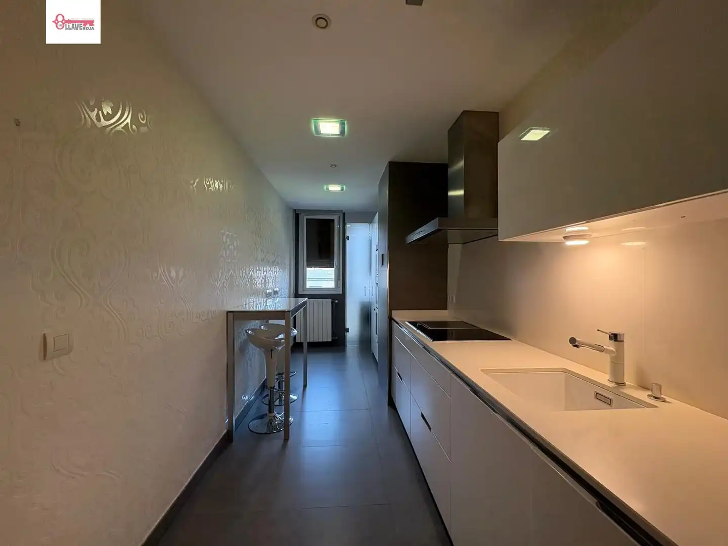 Cuina de Apartament en venda en Burgos amb Calefacció, Traster i Piscina comunitària