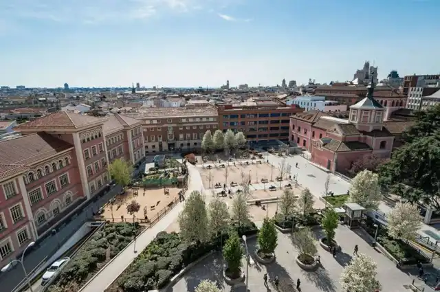 Vista exterior de Estudi de lloguer en  Madrid Capital amb Aire condicionat, Calefacció i Moblat