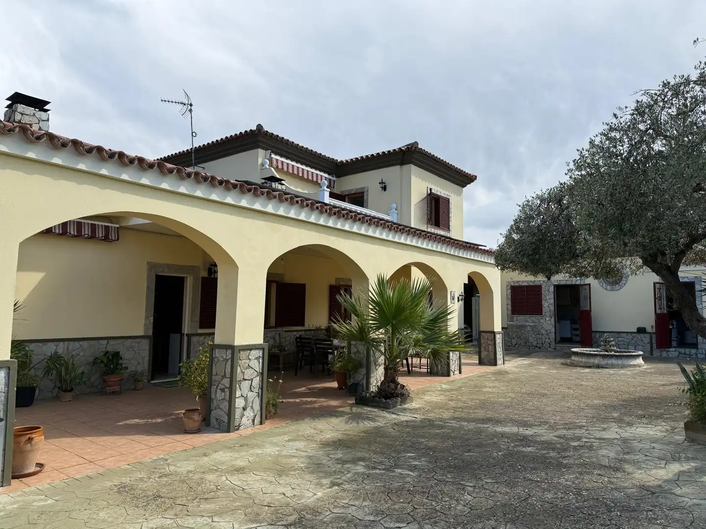 Vista exterior de Casa o chalet en venta en Alcalá de Guadaira con Aire acondicionado, Calefacción y Jardín privado