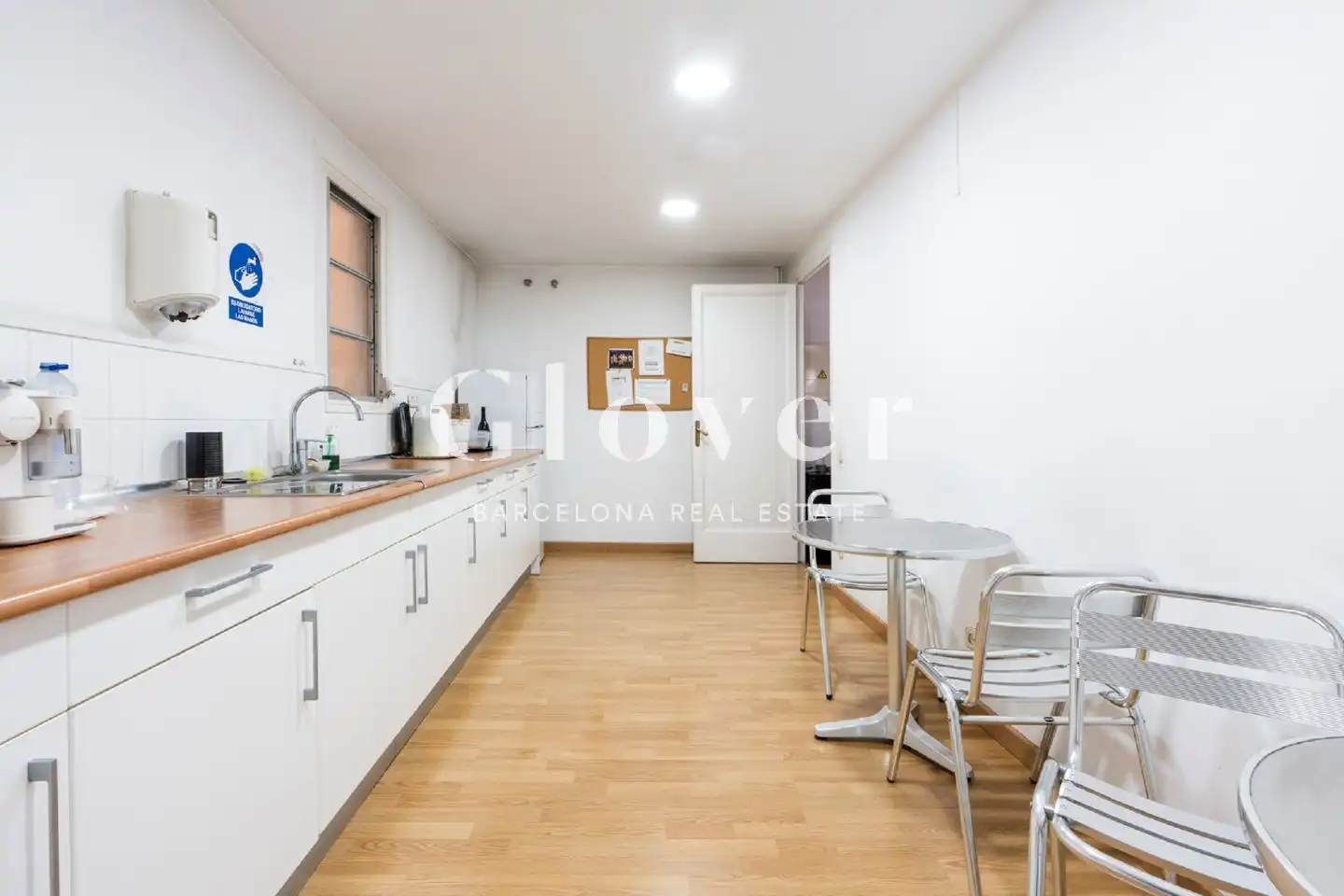 Cocina de Oficina de alquiler en Barcelona con Aire acondicionado y Calefacción
