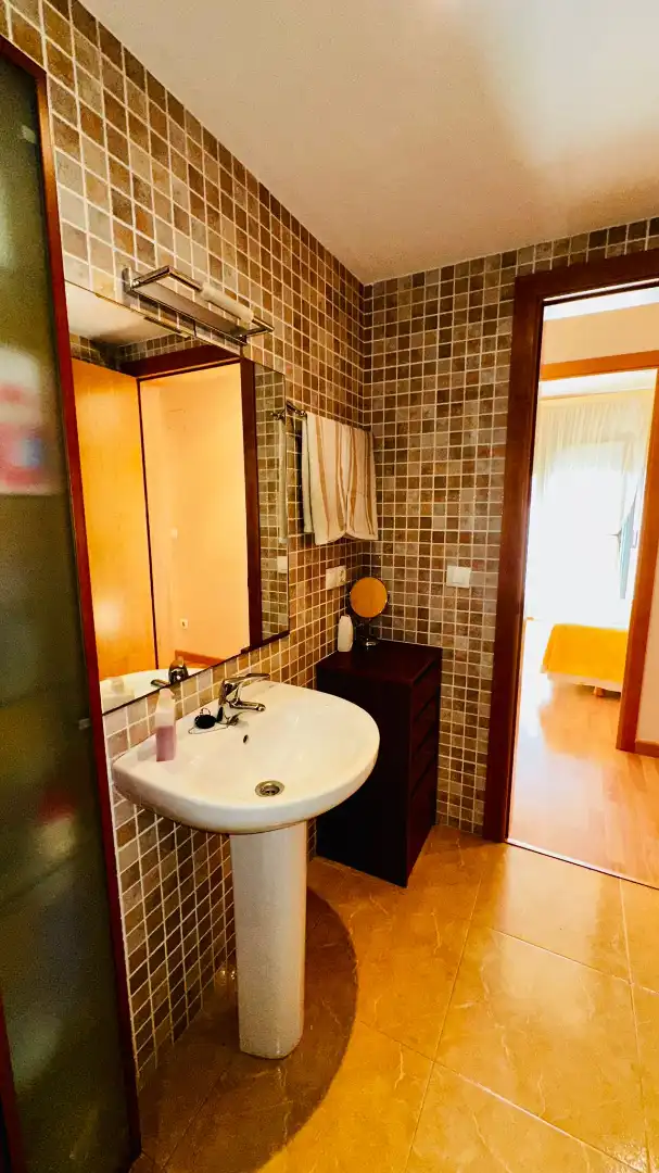 Badezimmer von Dachboden zum Verkauf in L'Estartit mit Klimaanlage, Heizung und Parkett