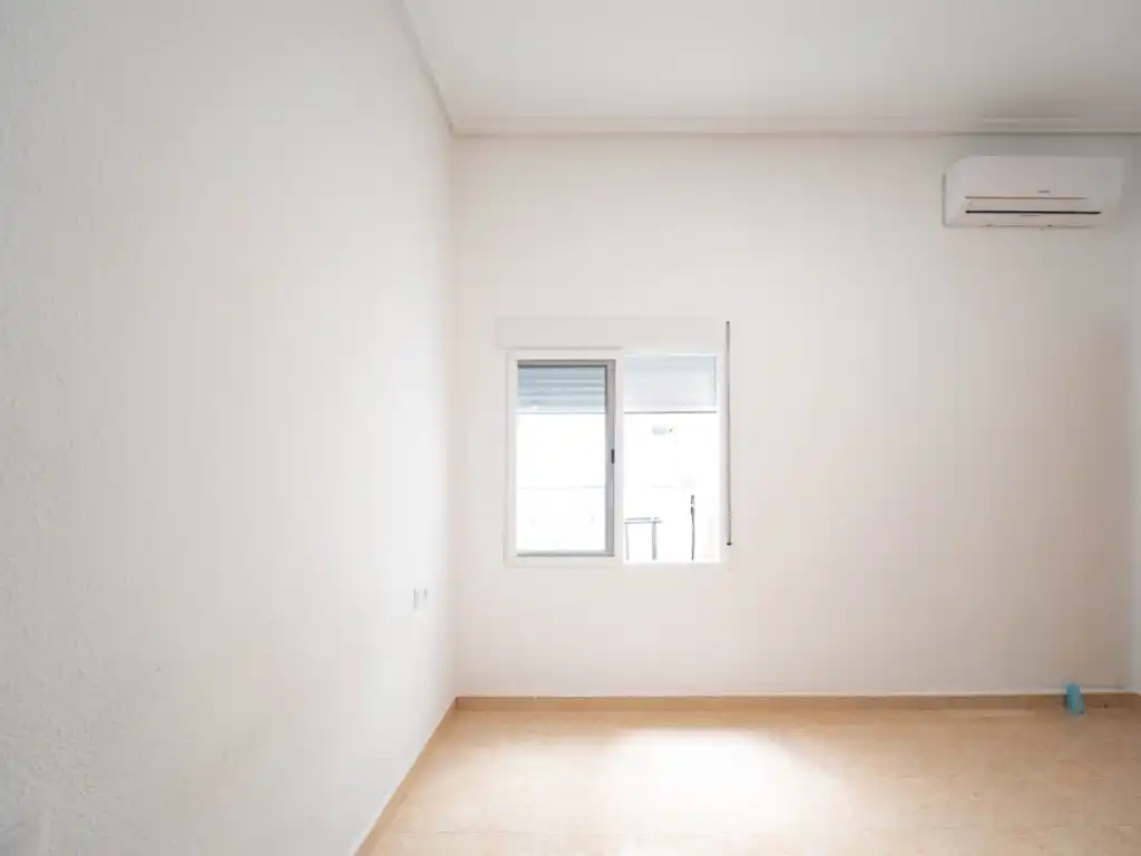 Habitación de Planta baja en venta en La Pobla de Vallbona con Aire acondicionado, Calefacción y Terraza