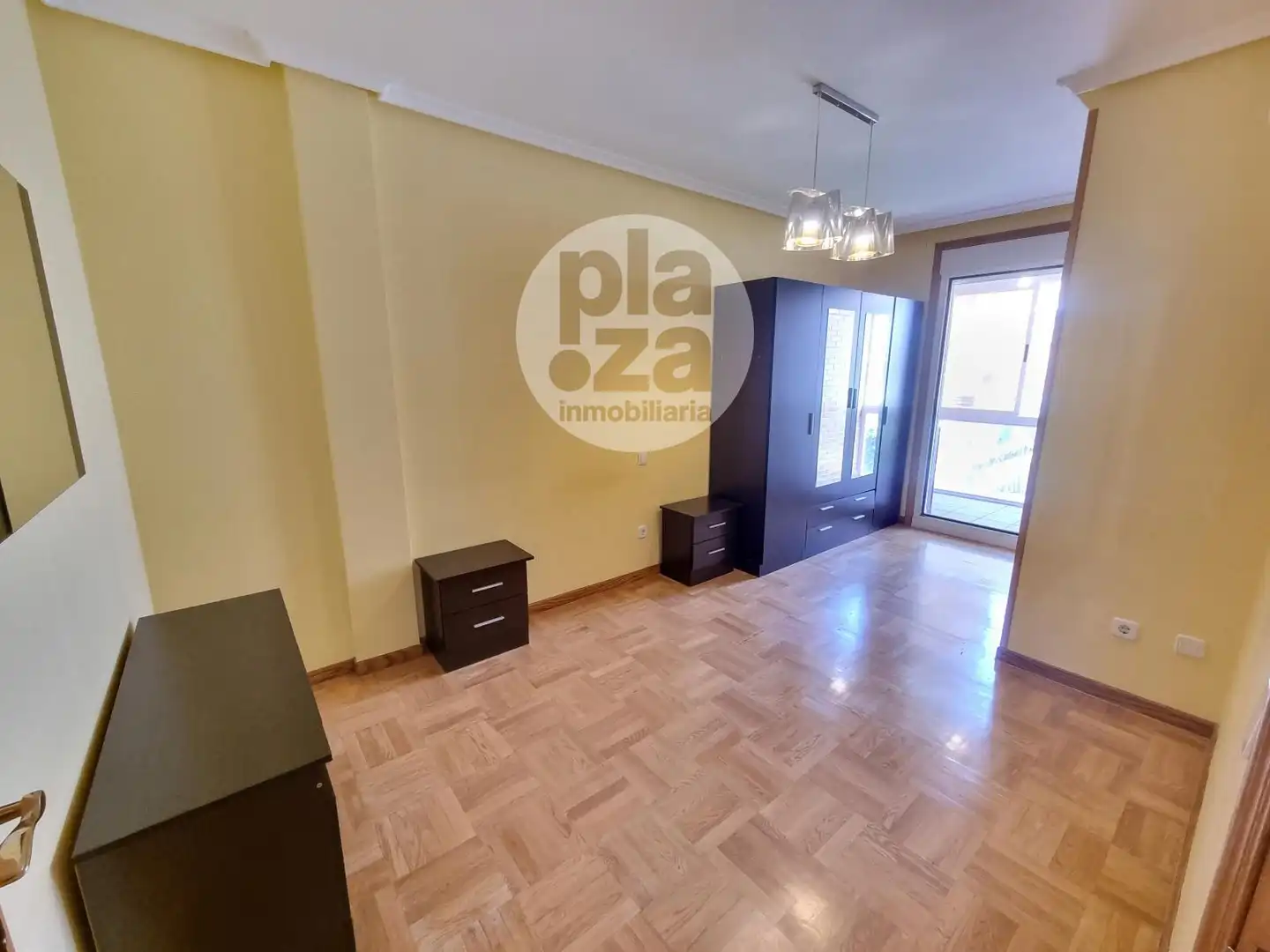Habitación de Casa adosada en venta en Burgos con Calefacción y Jardín privado