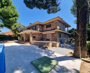 Vista exterior de Casa o xalet en venda en Pozuelo de Alarcón amb Aire condicionat, Terrassa i Piscina