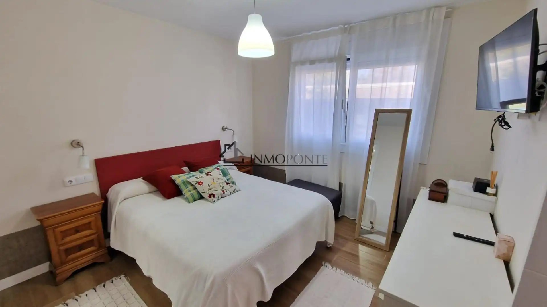 Dormitori de Casa o xalet en venda en Pontevedra Capital  amb Jardí privat