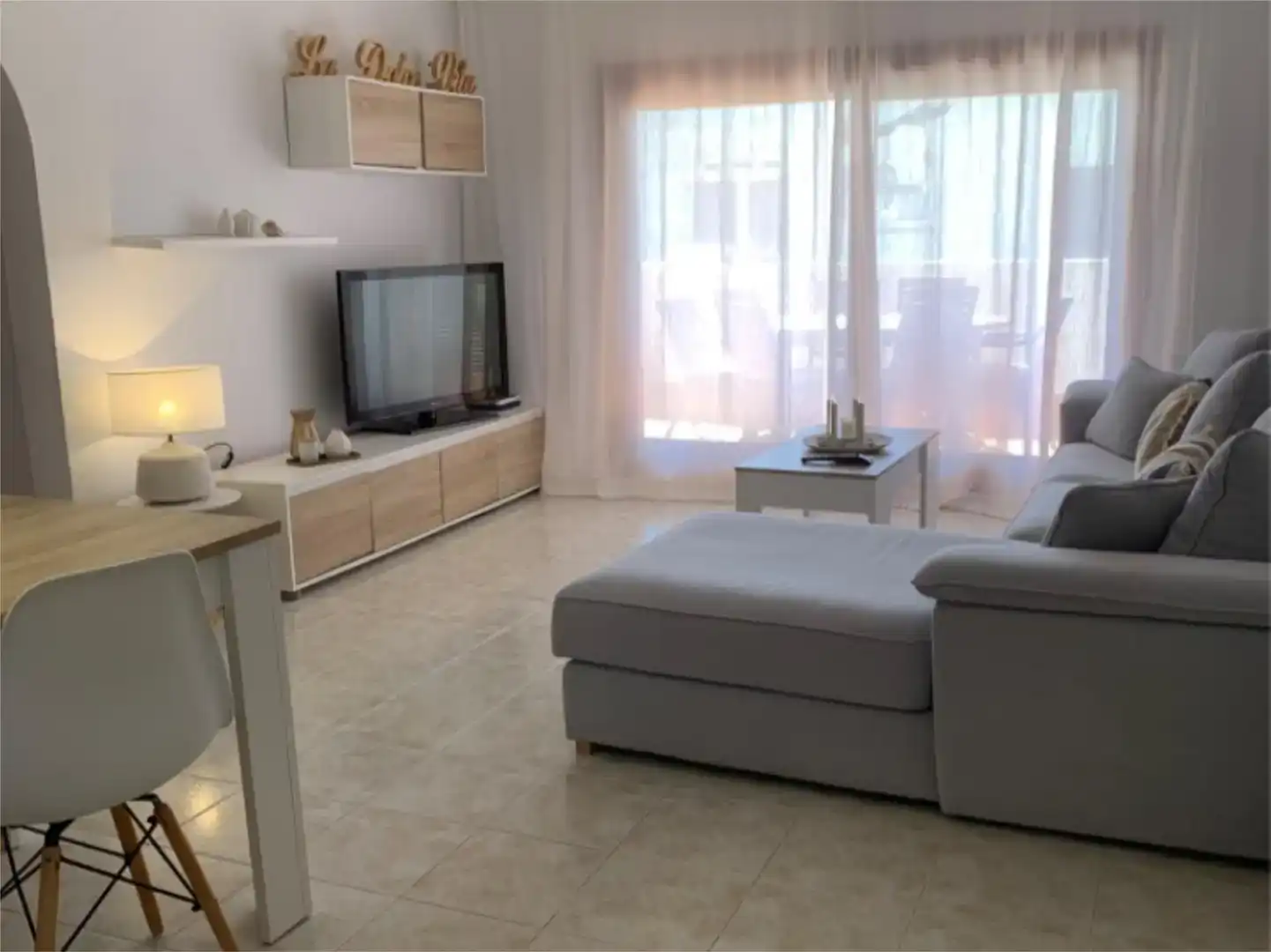 Sala d'estar de Pis de lloguer en Andratx amb Aire condicionat, Jardí privat i Moblat