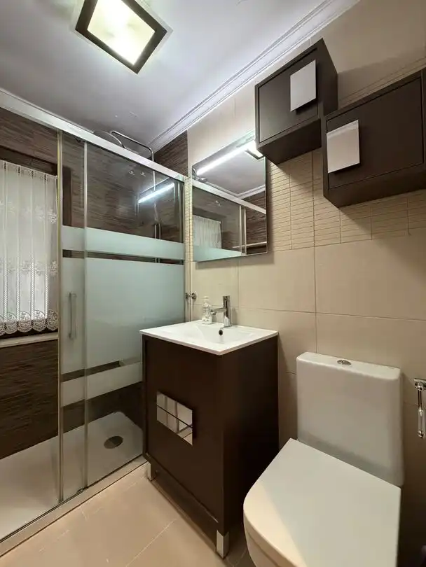 Badezimmer von Wohnung zur Miete in Laviana mit Heizung und Balkon