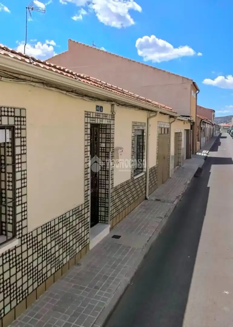 Außenansicht von Einfamilien-Reihenhaus zum Verkauf in Puertollano