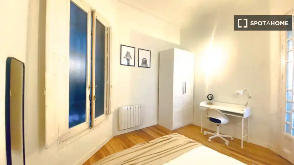 Bedroom of Flat for share in Madrid  with Air Conditioner, Heating and Furnished