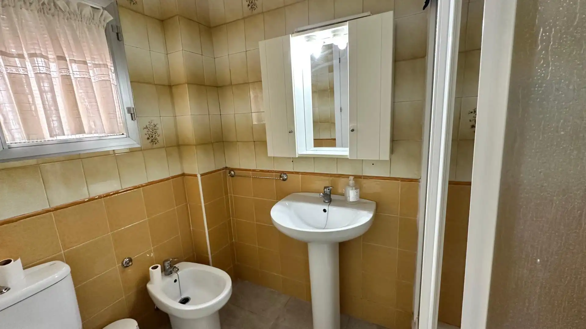 Baño de Piso para compartir en Sevilla con Balcón