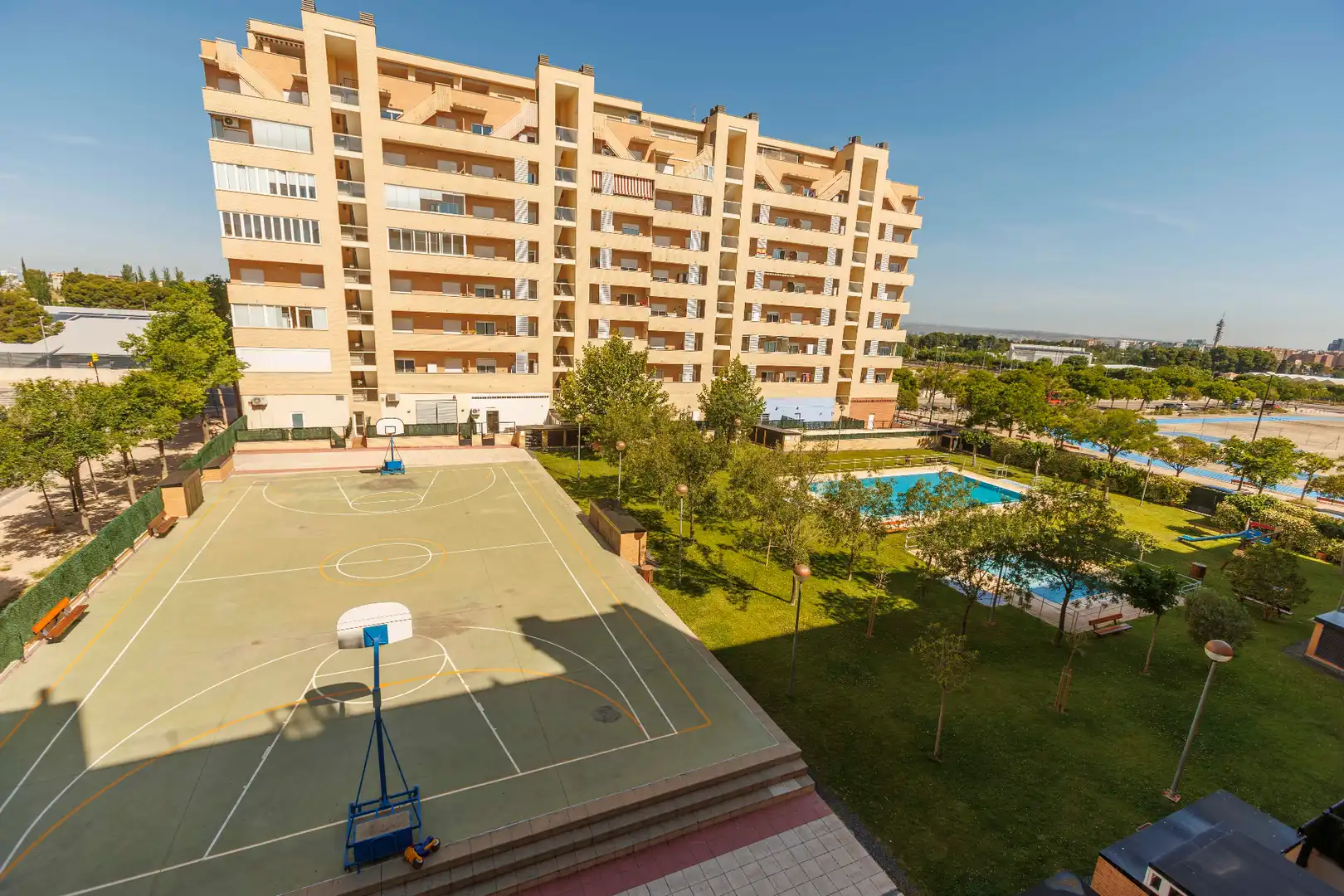 Piscina de Apartamento en venta en Zaragoza con Aire acondicionado, Calefacción y Horno
