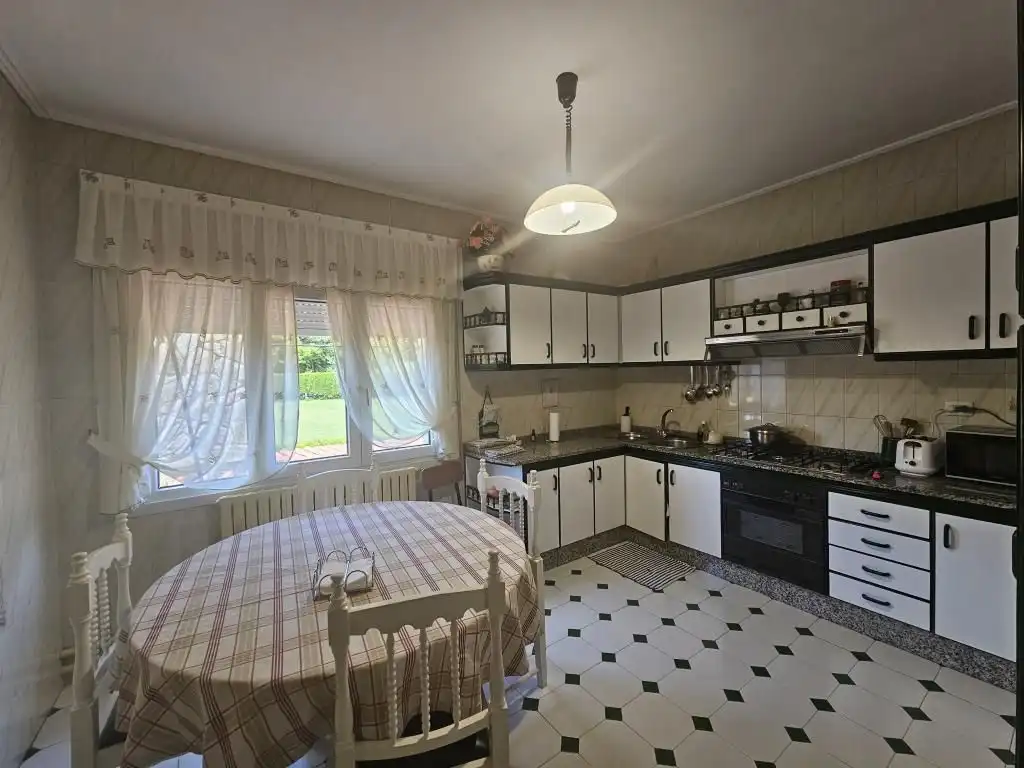Cuina de Casa o xalet en venda en Boiro amb Calefacció, Parquet i Terrassa
