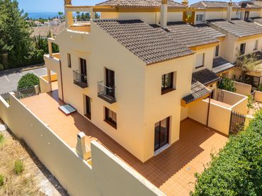 Casa aparellada amb piscina en venda a Milla de Oro
