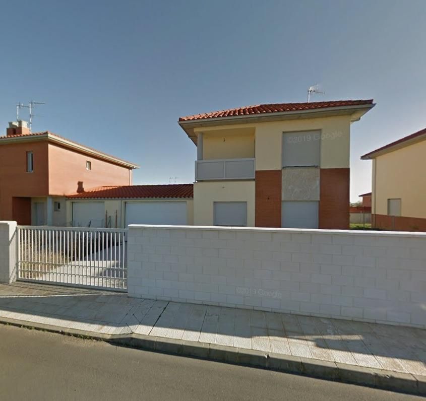 Vista exterior de Casa adosada en venda en Chozas de Abajo amb Calefacció, Jardí privat i Terrassa