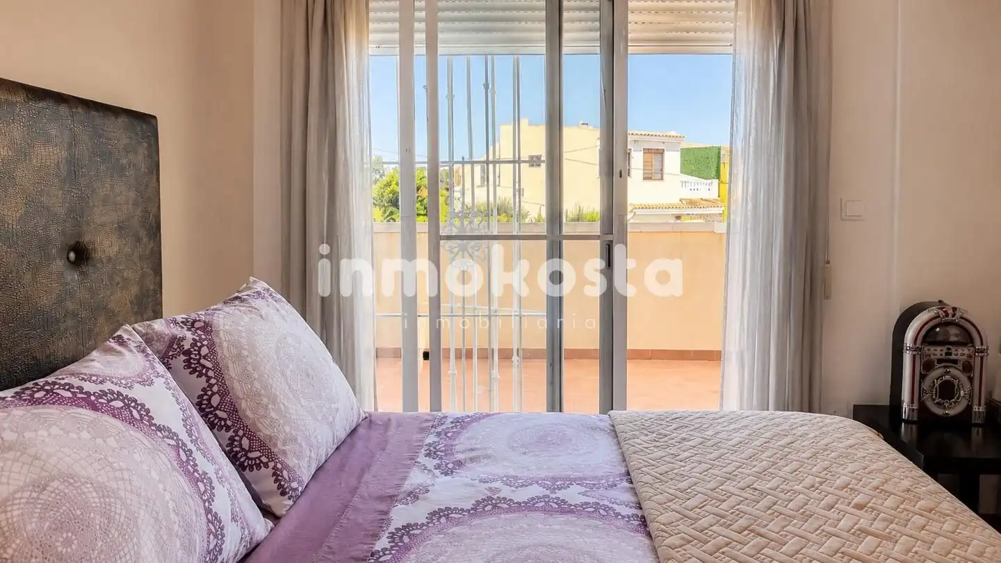 Dormitori de Casa adosada en venda en La Nucia amb Aire condicionat, Jardí privat i Terrassa
