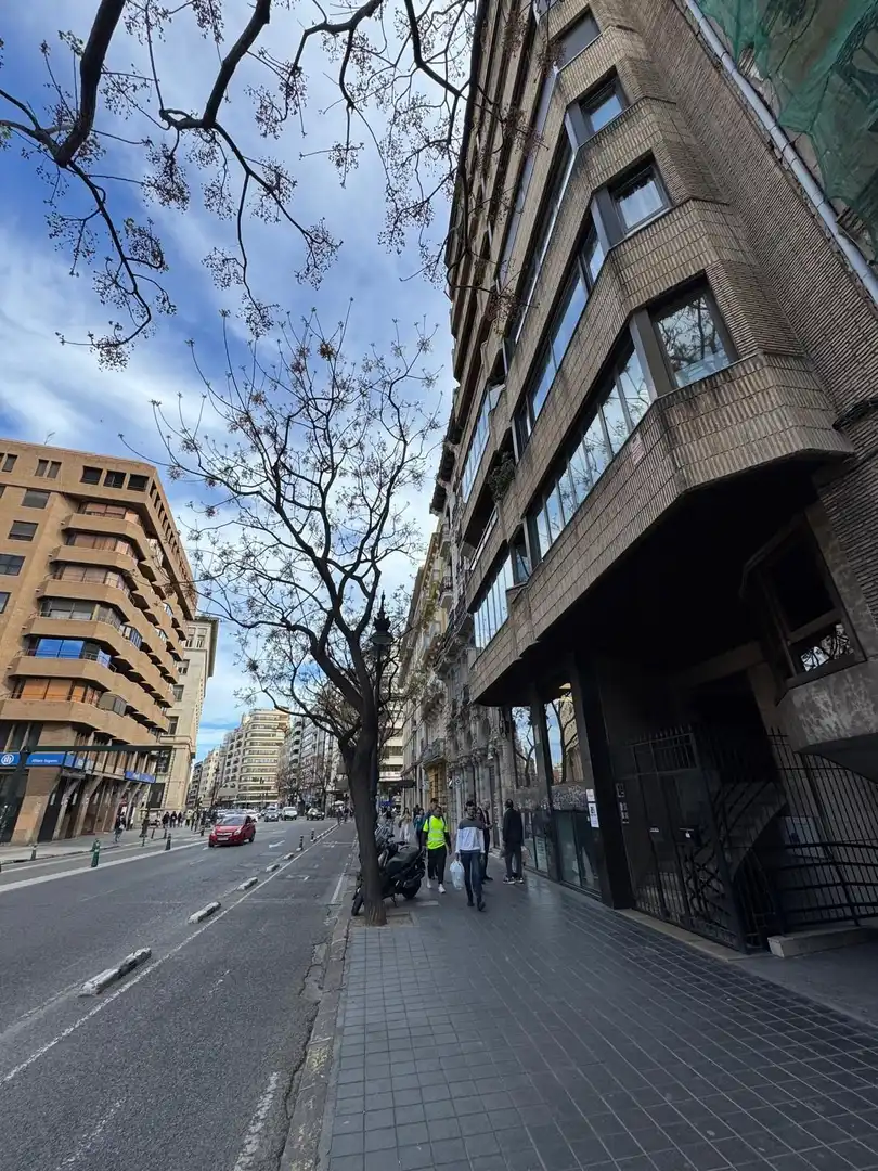 Vista exterior de Local en venda en Valencia amb Aire condicionat