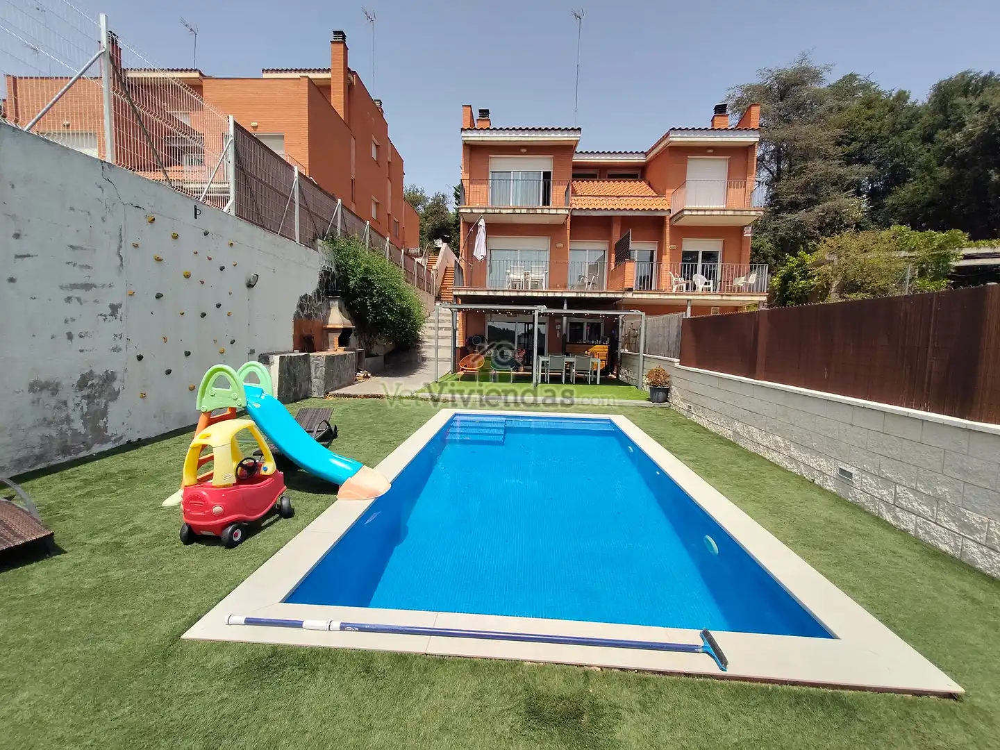 Piscina de Casa adosada en venda en Castellar del Vallès amb Calefacció, Jardí privat i Terrassa