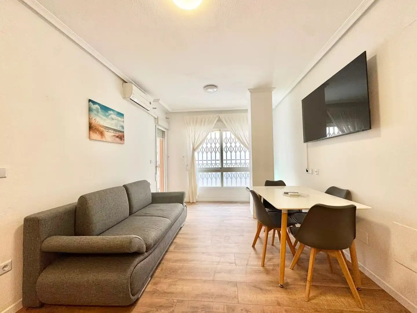 Sala de estar de Planta baja de alquiler en Torrevieja con Aire acondicionado, Piscina y Amueblado