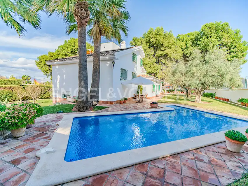 Vista exterior de Casa o xalet en venda en Alicante / Alacant amb Aire condicionat, Calefacció i Jardí privat