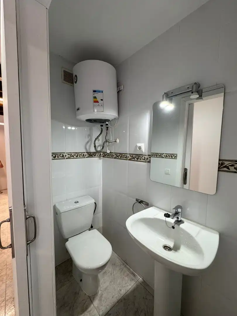 Bathroom of Flat for rent in Reus  with Oven