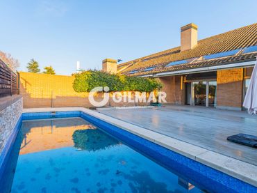 Casa aparellada amb piscina en venda a Prado de Somosaguas - La Finca