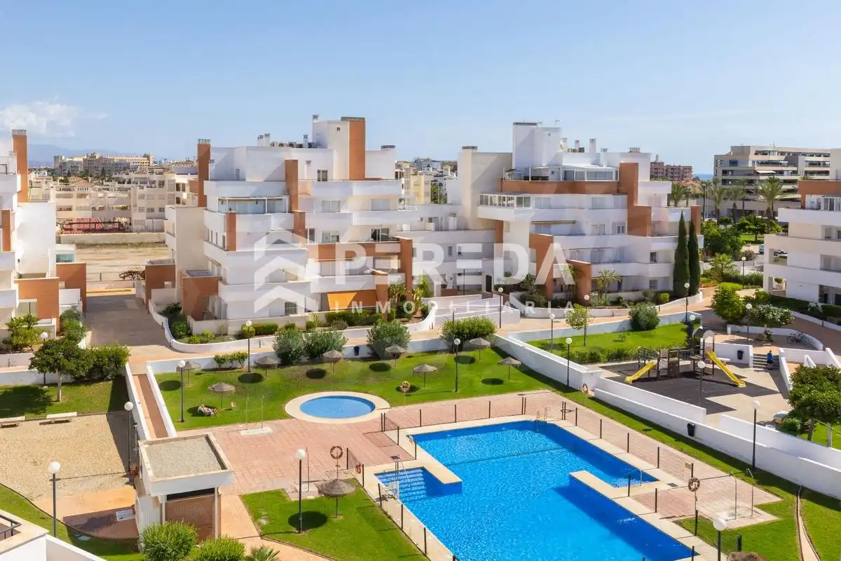 Außenansicht von Dachboden zum Verkauf in Roquetas de Mar mit Privatgarten, Terrasse und Abstellraum