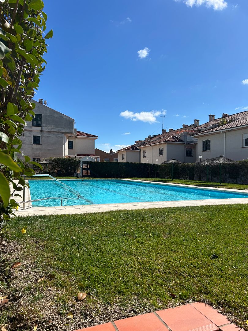 Swimming pool of Single-family semi-detached for sale in Badajoz Capital  with Air Conditioner, Heating and Parquet flooring