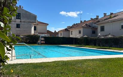 Swimming pool of Single-family semi-detached for sale in Badajoz Capital  with Air Conditioner, Heating and Parquet flooring