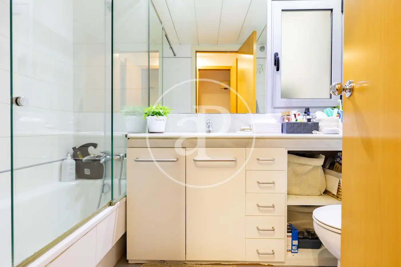 Bathroom of Flat for sale in Barcelona  with Air Conditioner, Heating and Terrace