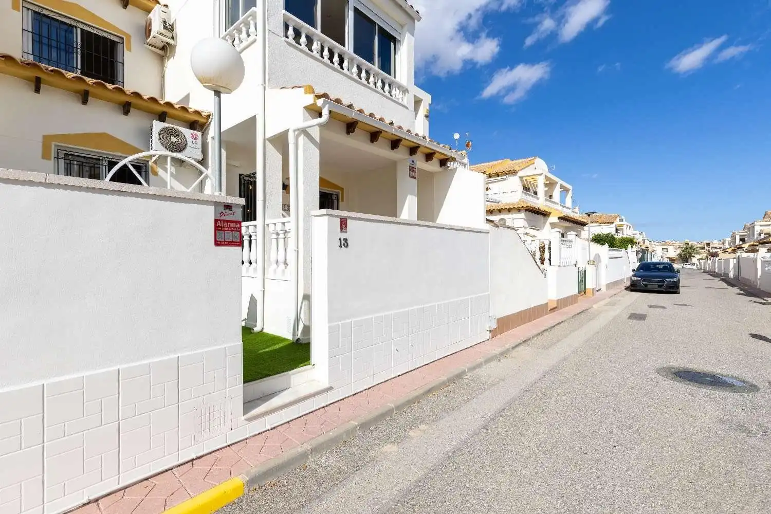 Vista exterior de Casa adosada en venta en Orihuela con Aire acondicionado, Calefacción y Jardín privado