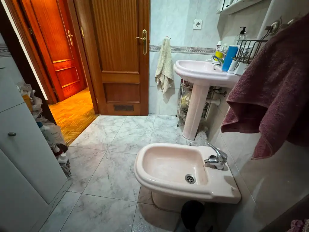 Bany de Pis en venda en Gijón  amb Calefacció, Parquet i Traster